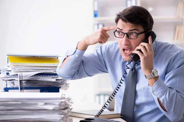 Ofiste çalışan son derece meşgul bir iş adamı.