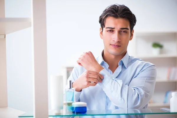 Mann zieht sich für Arbeit im Badezimmer an — Stockfoto