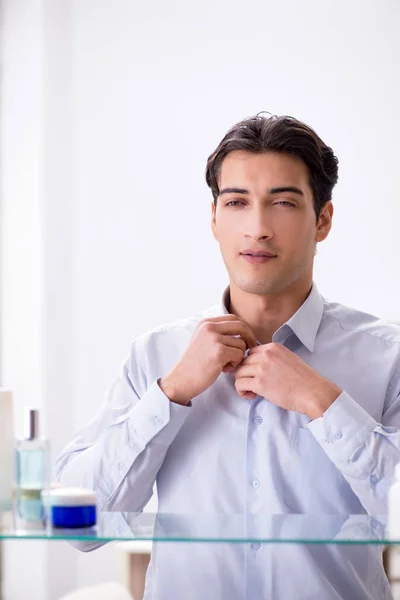 L'homme s'habille pour travailler dans la salle de bain — Photo