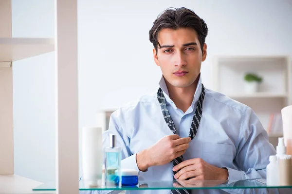 El hombre se está vistiendo para el trabajo en el baño —  Fotos de Stock