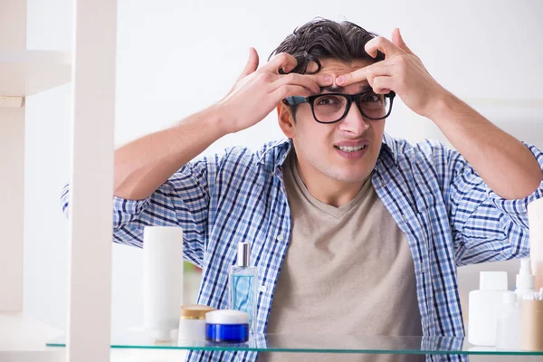 Joven se está preparando para el día de trabajo en el baño —  Fotos de Stock