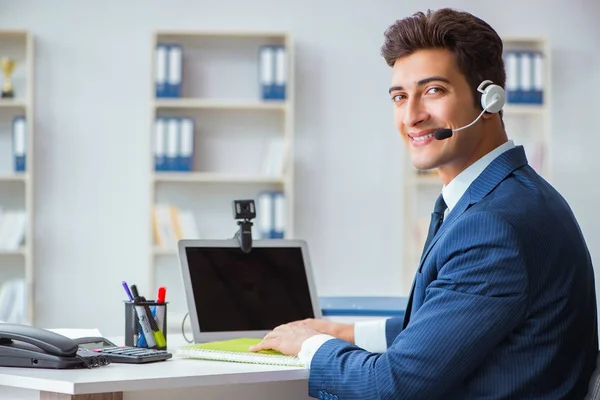 Junge Helpdesk-Mitarbeiterin arbeitet im Büro — Stockfoto