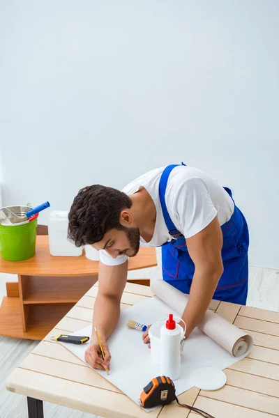 Lavoratore che lavora su carta da parati durante la ristrutturazione — Foto Stock