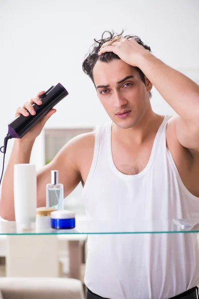 Junger Mann trocknet sich morgens die Haare — Stockfoto