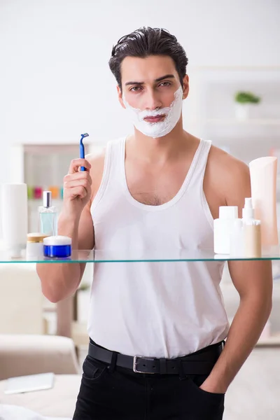 Giovane uomo bello rasatura la mattina presto a casa — Foto Stock