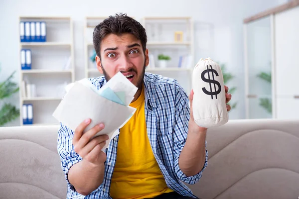 Mann wütend auf Rechnungen, die er bezahlen muss — Stockfoto