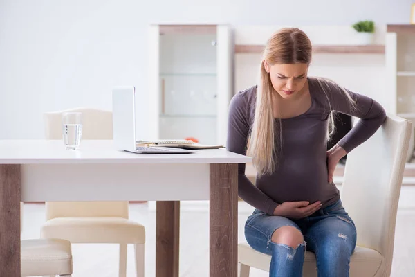 Donna incinta a casa prepararsi per il parto — Foto Stock