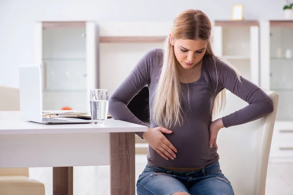 Gravid kvinna hemma gör sig redo för förlossning — Stockfoto