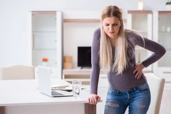 Gravid kvinna hemma gör sig redo för förlossning — Stockfoto