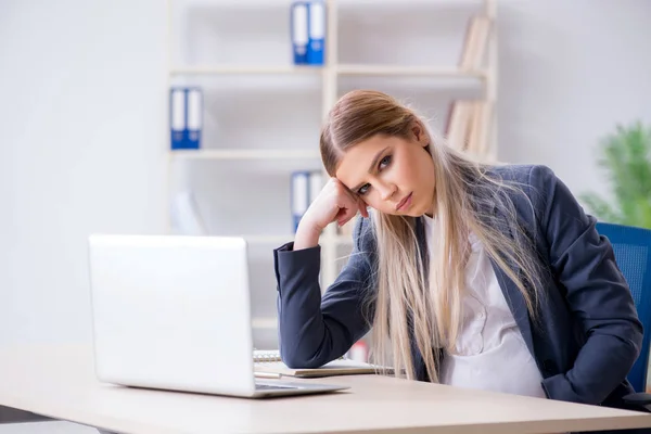 Mulher grávida empregada no escritório — Fotografia de Stock