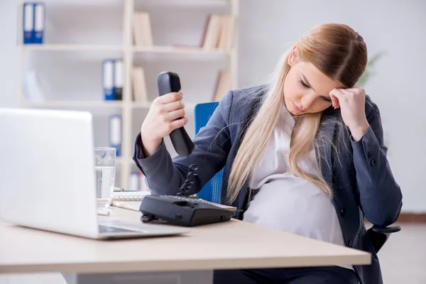 Pregnant woman employee in the office — Stock Photo, Image