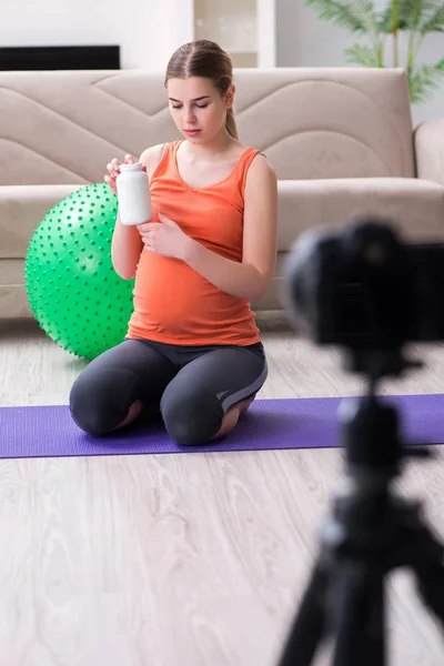 Έγκυος γυναίκα καταγραφή βίντεο για το blog και vlog — Φωτογραφία Αρχείου