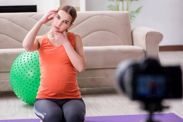 Zwangere vrouw opnemen video voor blog en vlog — Stockfoto