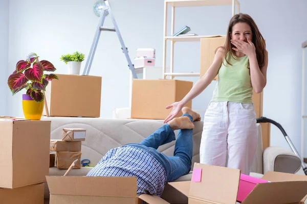 Familia joven mudándose a nuevo apartamento — Foto de Stock