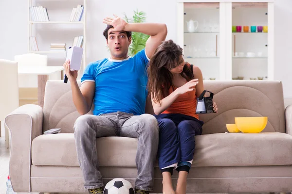 Adam sanal gerçeklik VR gözlükleriyle futbol izliyor.