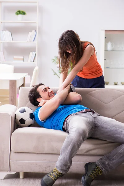 Ehefrau unglücklich, dass Ehemann Fußball guckt — Stockfoto