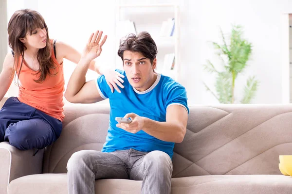 Жена недовольна тем, что муж смотрит футбол — стоковое фото