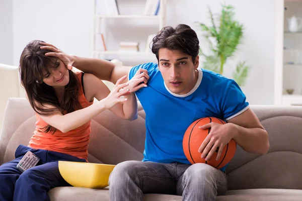 Mann beobachtet Basketball mit seiner Frau — Stockfoto