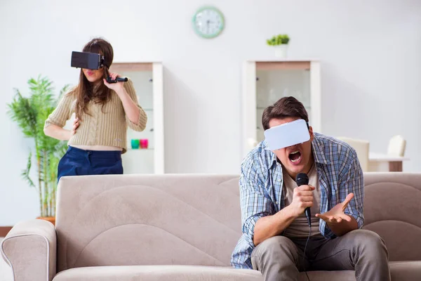 Par de karaoke cantando com óculos de realidade virtual — Fotografia de Stock