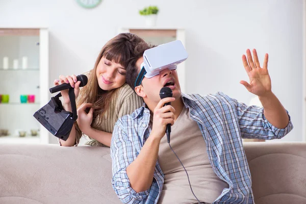 Par de karaoke cantando com óculos de realidade virtual — Fotografia de Stock