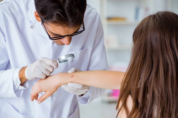 Arzt untersucht Haut des Patienten im Krankenhaus — Stockfoto