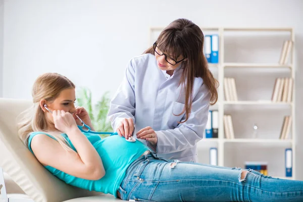 임신중 정기 검진을 받는 임산부 — 스톡 사진