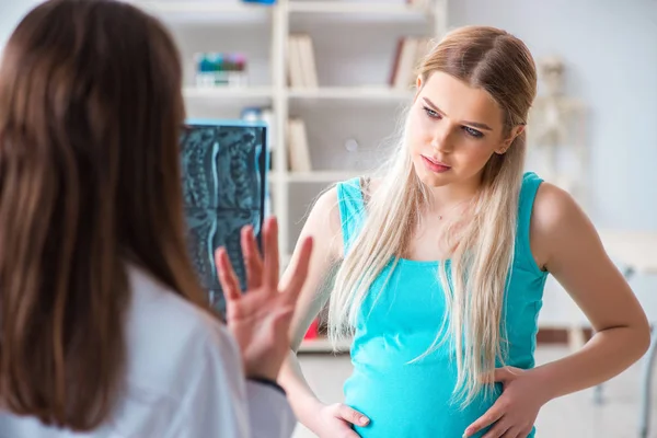 Gravid kvinna vid regelbunden graviditetskontroll — Stockfoto