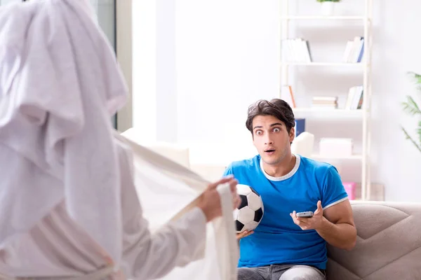 Junge Frau versucht Ehemann vom Fußballgucken zu verführen — Stockfoto