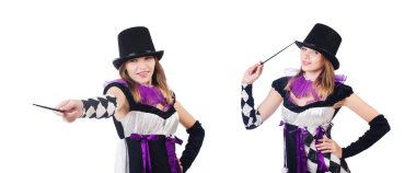 Kadın sihirbaz beyazların arasında.