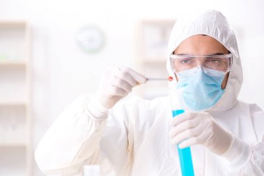 Uyuşturucu sentezi konseptinde laboratuar asistanı