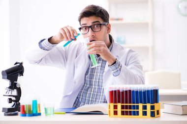 Kimya öğrencisi sınıfta kimyasal deneyler yapıyor.