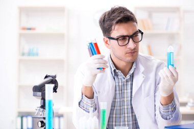 Kimya öğrencisi sınıfta kimyasal deneyler yapıyor.