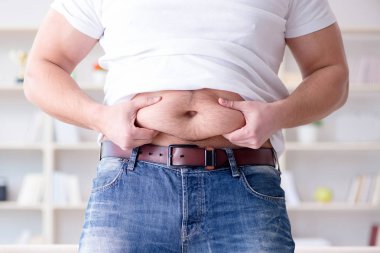 Diyet konseptinde şişman obez adam