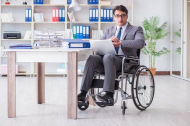 Ofiste çalışan engelli işadamı