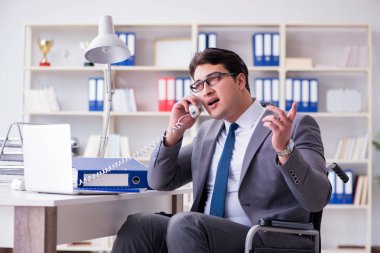 Ofiste çalışan engelli işadamı