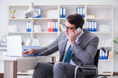 Ofiste çalışan engelli işadamı