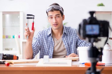 diy blog yazarı kadın işçiliği hobisinin videosunu kaydediyor