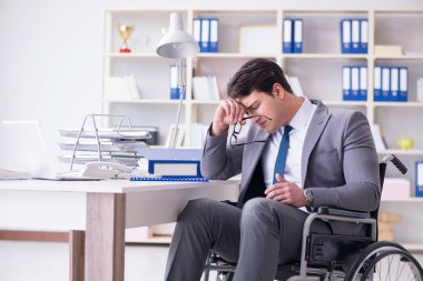 Ofiste çalışan engelli işadamı