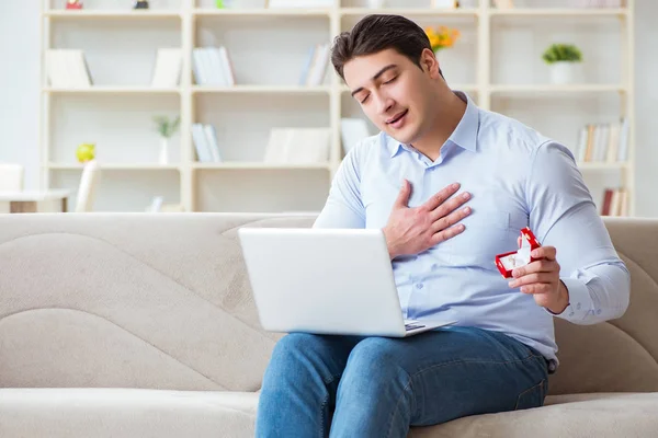 Young man making marriage proposal over internet laptop — Stock Photo, Image