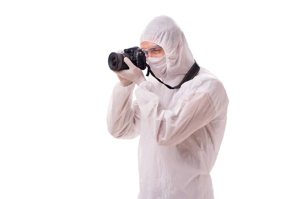 Rechtsmediziner im Schutzanzug fotografiert auf Weiß — Stockfoto