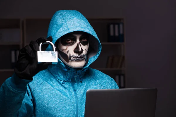 Asustado hacker piratería firewall de seguridad tarde en la oficina —  Fotos de Stock