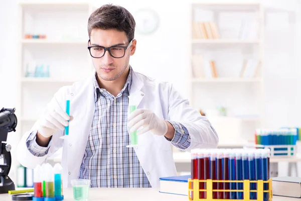 Scheikundestudent doet chemische experimenten in klaslokalen — Stockfoto