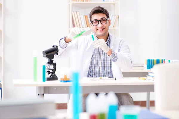 Chemistry student doing chemical experiments at classroom activi — Stock Photo, Image