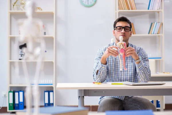 Estudiante de medicina estudiando en clase — Foto de Stock