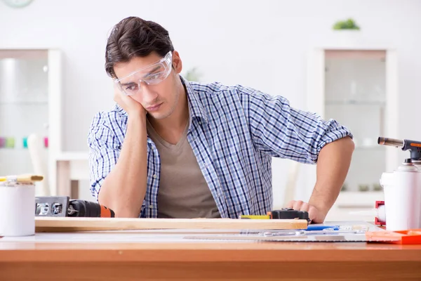 Joven en el concepto de hobby carpintería — Foto de Stock