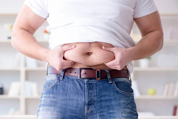 Gruby otyły człowiek w koncepcji diety — Zdjęcie stockowe