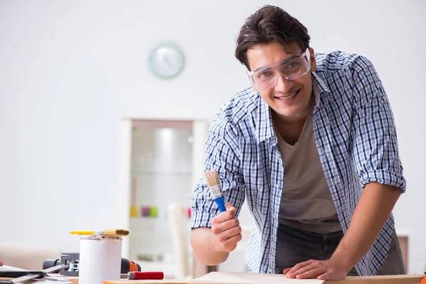 Jovem no conceito de hobby de trabalhar madeira — Fotografia de Stock