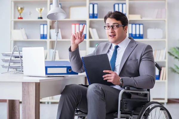 Behinderter Geschäftsmann arbeitet im Büro — Stockfoto