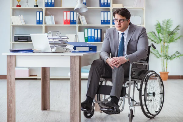 Empresário deficiente que trabalha no escritório — Fotografia de Stock