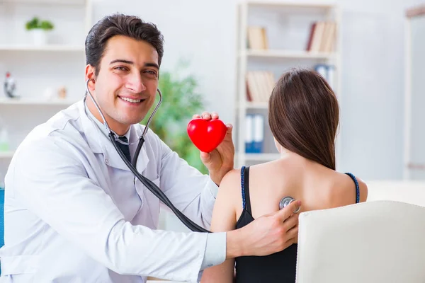 Médico revisando paciente con estetoscopio —  Fotos de Stock